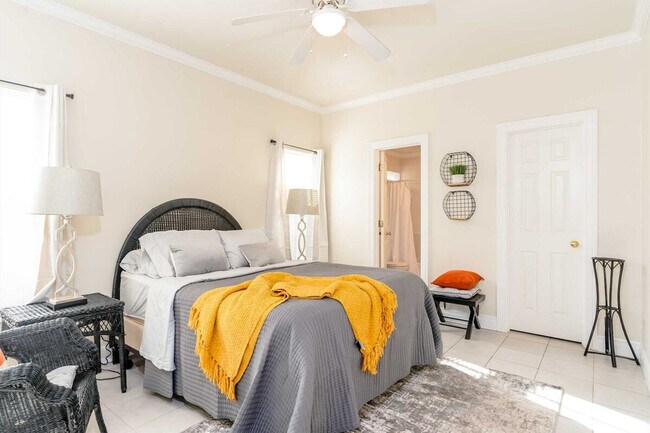 Building Photo - 2 E Lantana St