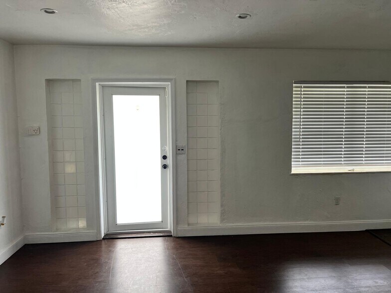 Living Room - 620 NE 140th St