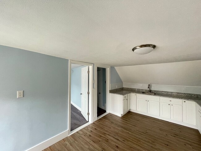 Building Photo - 139 W Hollis St