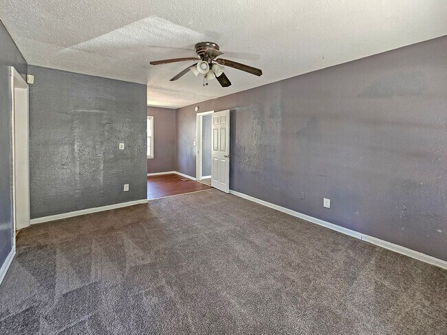 Building Photo - 4/2 Ranch with Fenced Yard - Housing Vouch...