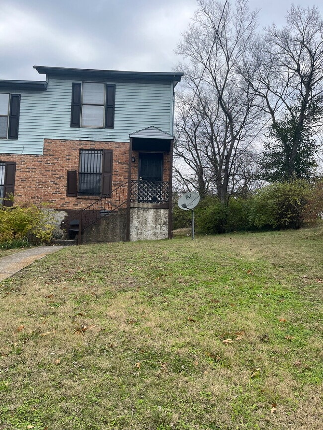 Building Photo - 2 Bedrooms 1 1/2 Baths Townhouse Minutes To Downtown Nashville,
