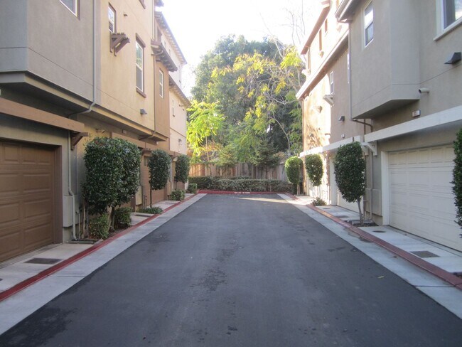 Building Photo - SPACIOUS 3 BEDROOM, 3.5 BATHROOM TOWNHOUSE...