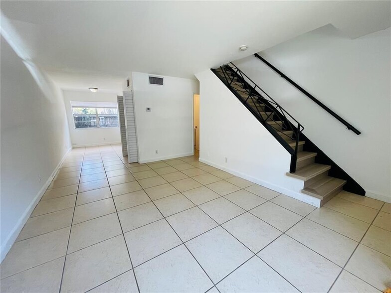 Primary Photo - 825 NW 46th Ave
