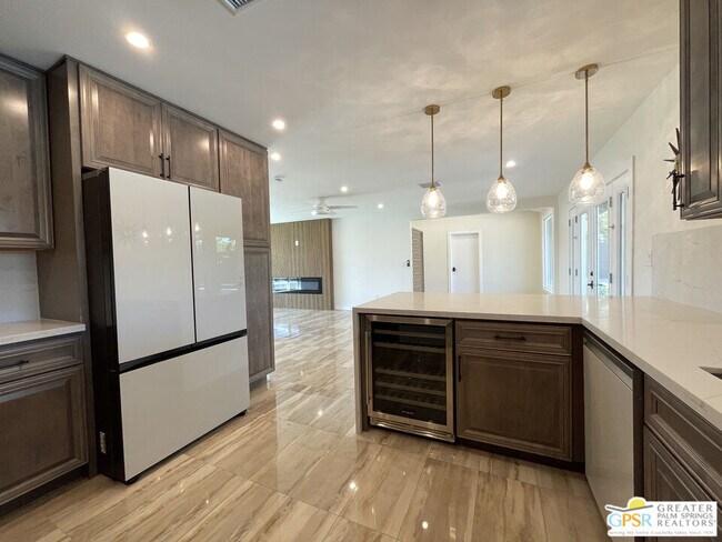 Building Photo - 372 E Molino Rd