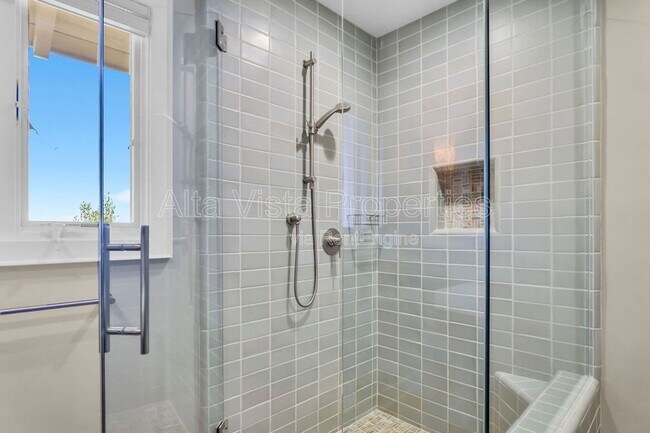Building Photo - 5940 La Jolla Mesa Dr