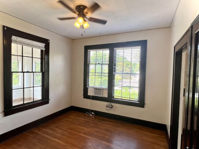 Building Photo - 712 6th Ave N