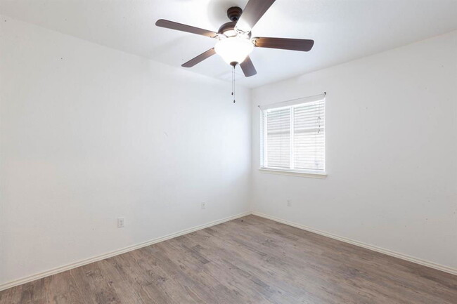 Building Photo - 906 Aiken Dr