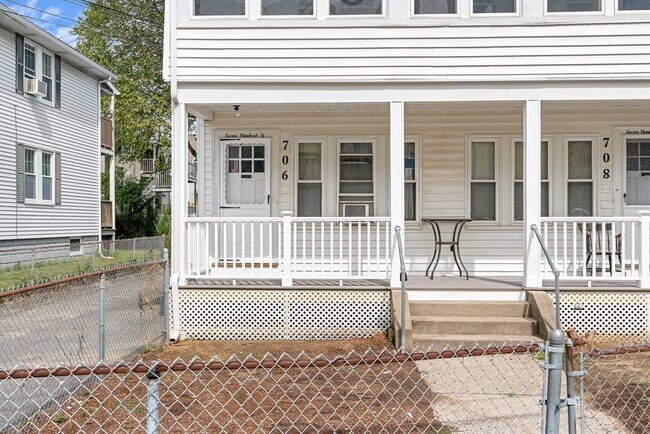Building Photo - 706 Mt Auburn St