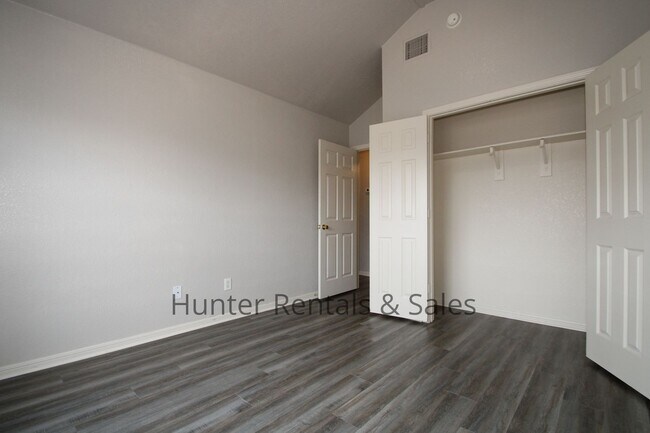 Building Photo - Conveniently Located!!!