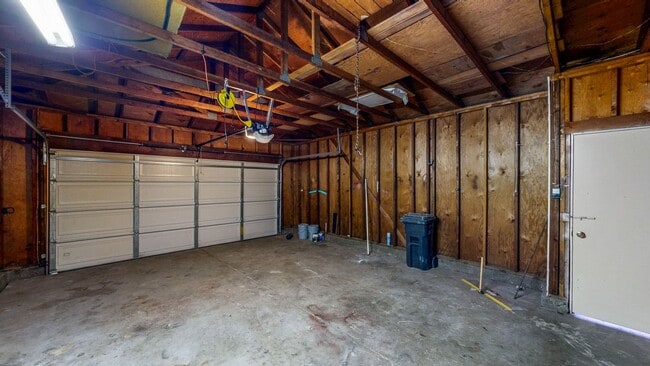 Building Photo - Bright 4 Bedroom 2 Full Bathroom Home with...