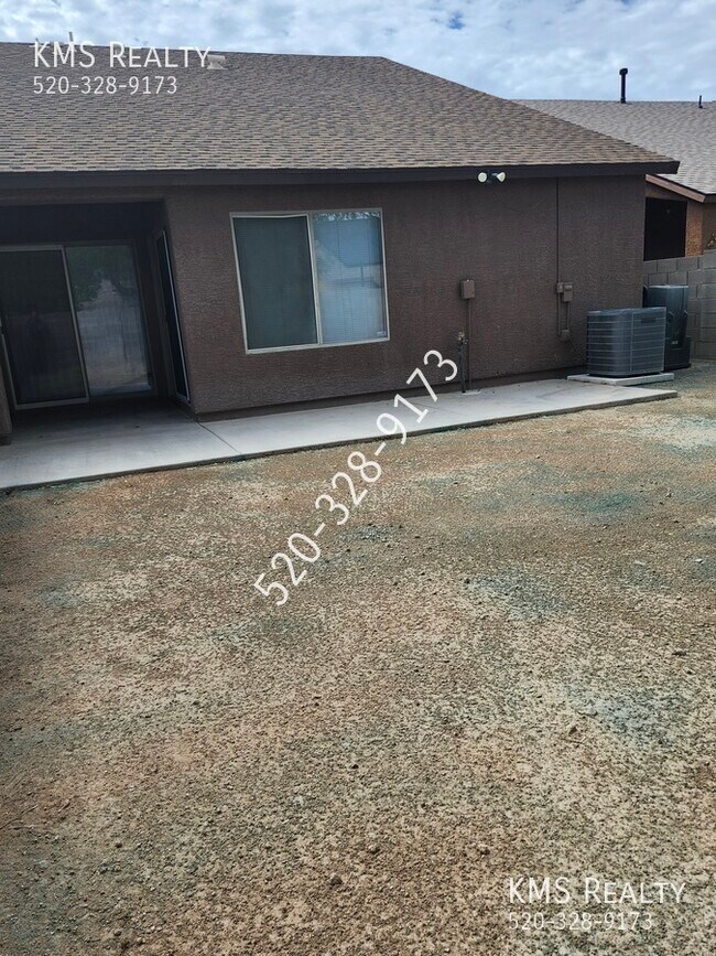 Building Photo - 2035 E Calle Sierra Del Manantial