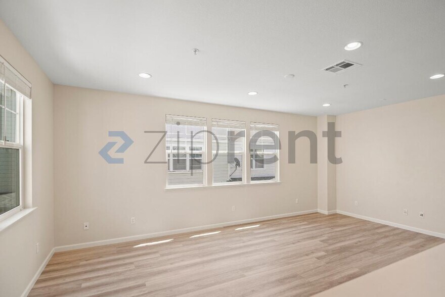 Building Photo - Unit