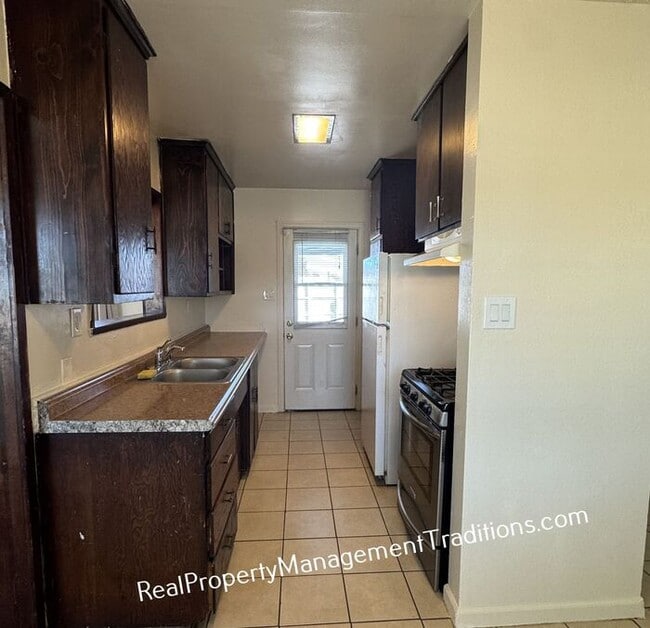 Building Photo - Cozy single story