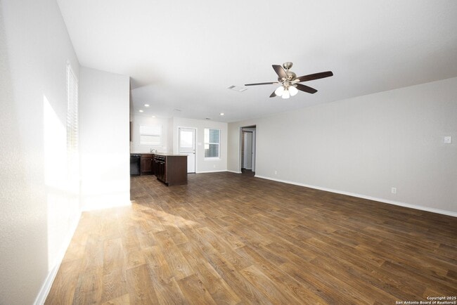 Building Photo - Move in Ready 3 Bedroom Two-story Home