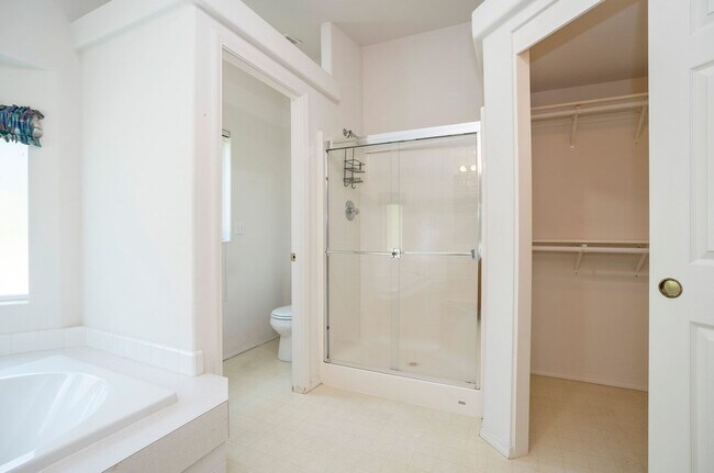 Building Photo - 3-Bedroom Gig Harbor Retreat with Private Setting and Modern Comforts