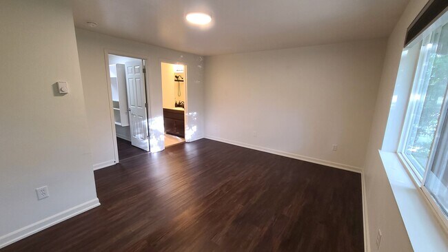 Building Photo - Quartz Ave 3plex/Ariserem-014