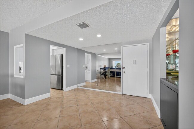 Building Photo - 2600 N Flagler Dr