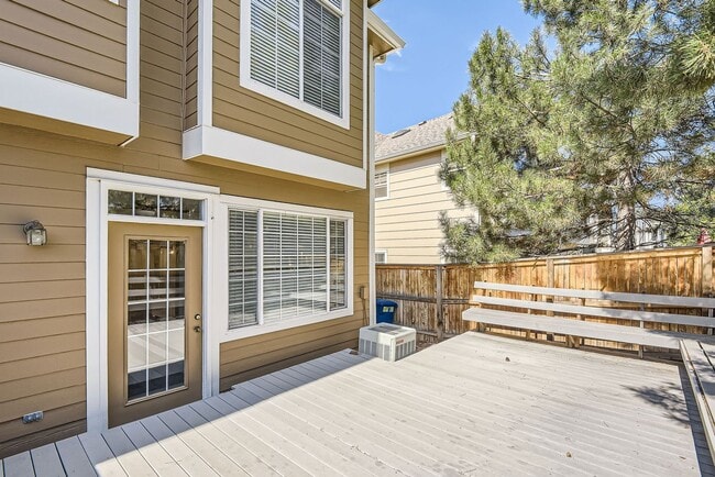 Building Photo - Evolve Real Estate: Spacious 2 Bedroom + L...