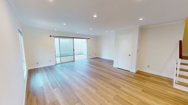 Building Photo - Open Concept Townhouse | Vinyl Plank Flooring