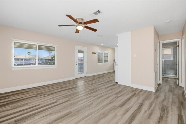 Building Photo - 505 Pompano St