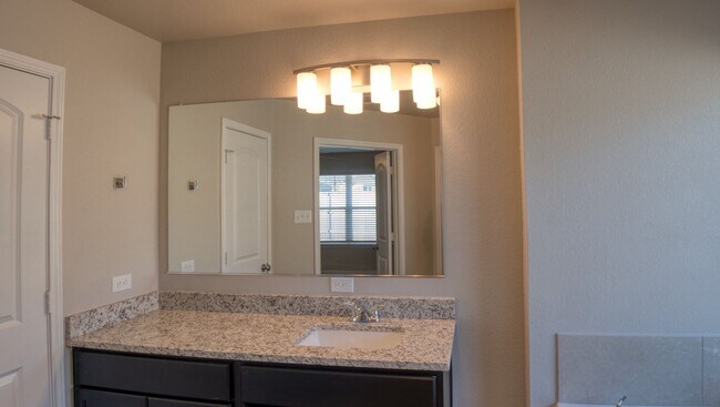 Building Photo - 607 Fallbrook Dr