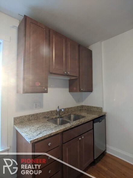 Building Photo - 2122 W Ainslie St