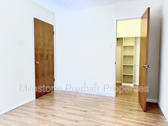 Building Photo - 2110 Oak Creek Cir