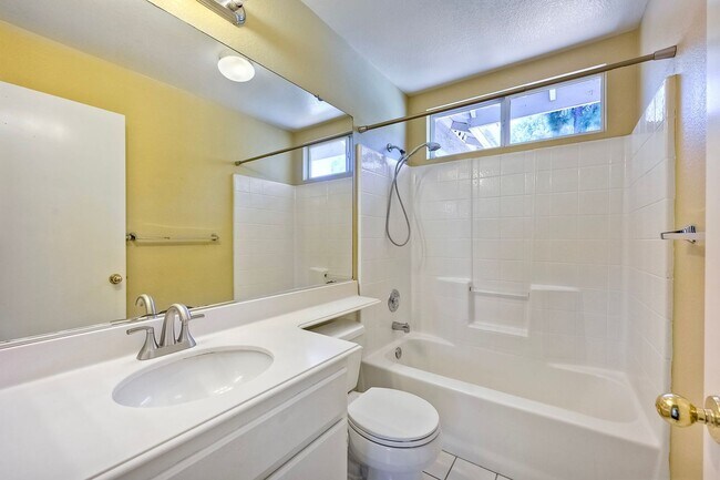 Building Photo - 1198 Sunbright Dr