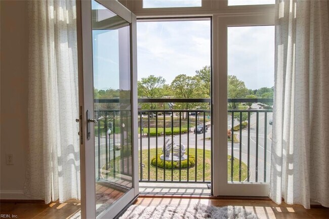 Building Photo - 670 Town Center Dr