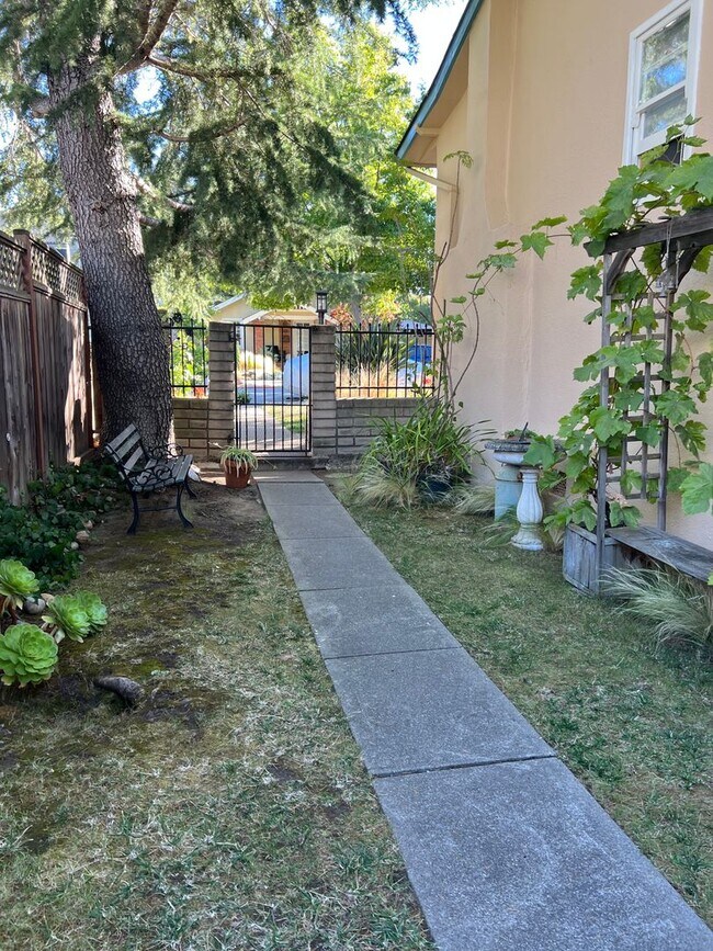 Building Photo - 1024 Paloma Ave