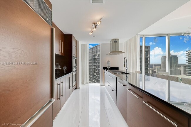 Building Photo - 495 Brickell Ave