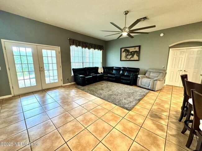 Building Photo - 1672 Pinecrest Dr