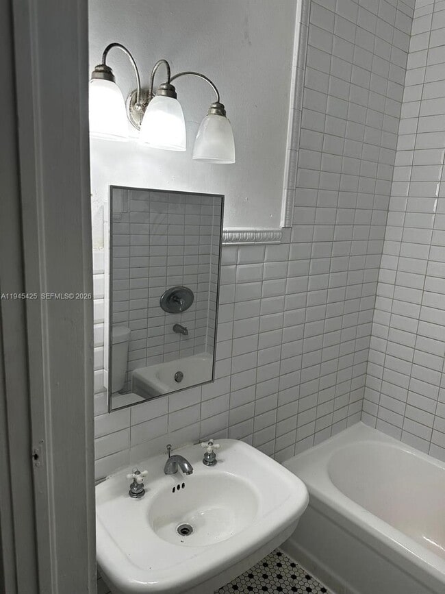 Building Photo - 4116 SW 13th Terrace