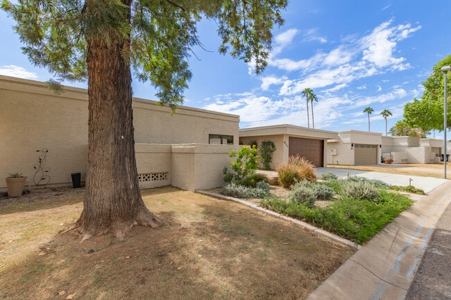 Building Photo - 8175 E Del Cuarzo Dr