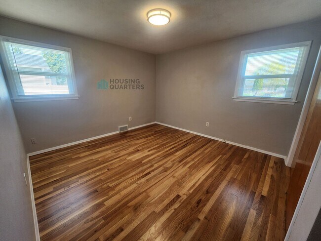 Building Photo - Beautiful single family home just minutes from Argonne and Upriver Drive!