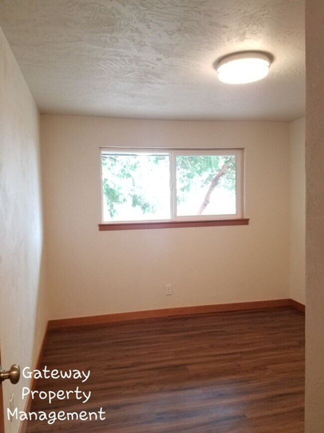 Building Photo - 3 Bedroom in town with a view!