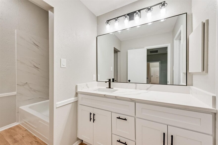 Building Photo - 10406 High Hollows Dr