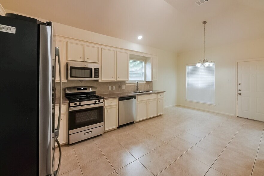 Building Photo - 6115 Oak Bay Dr