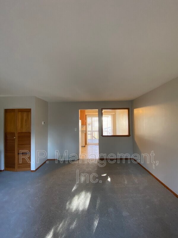 Building Photo - 1425 Meadowmoor Dr NE