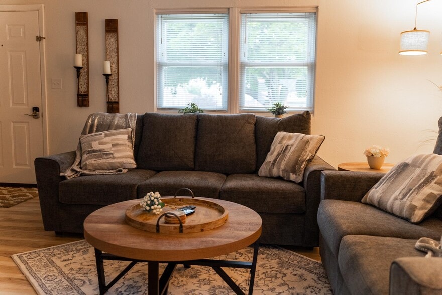 Building Photo - 1304 E Sylvan Cir