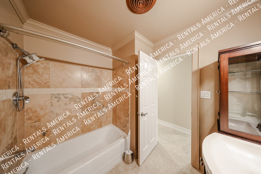 Building Photo - 1424 N Gene Ave