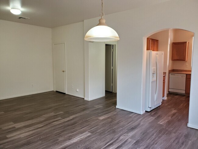 Building Photo - 3 bedroom 2.5 bath home - 2 car garage - S...