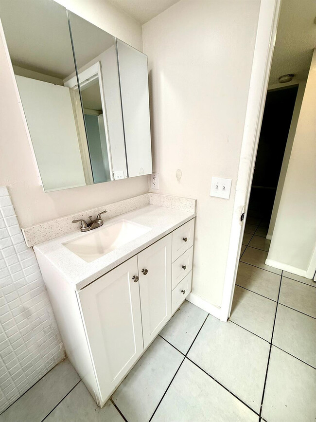 Building Photo - 3880 Woodside Dr