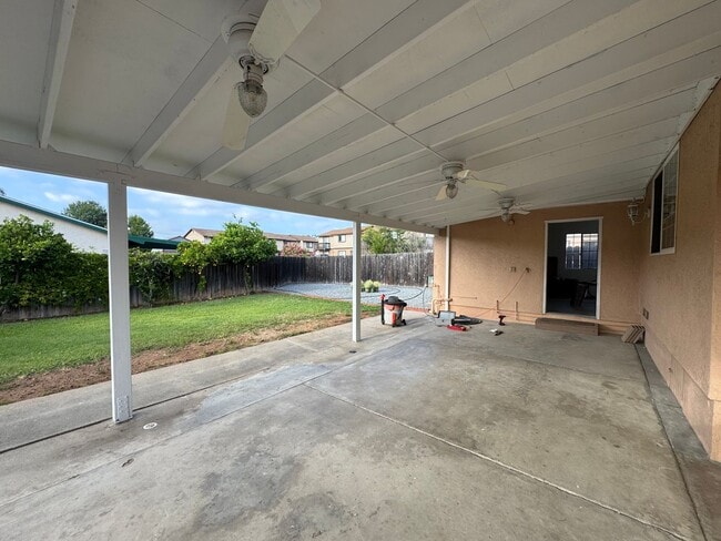 Building Photo - 5 Bedroom, 3.5 Bath, Beautiful 1,856 SQ FT...