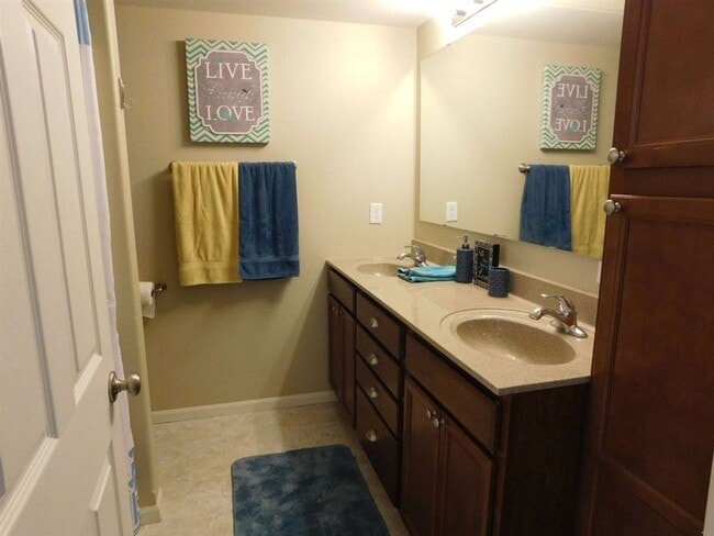 Building Photo - 3 Bedroom Townhome!