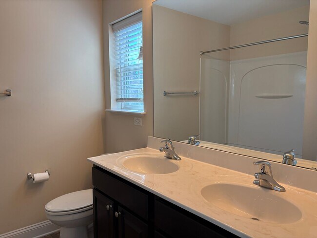 Building Photo - 2 Bedroom, 2.5 Bathroom Townhouse in Greensboro!