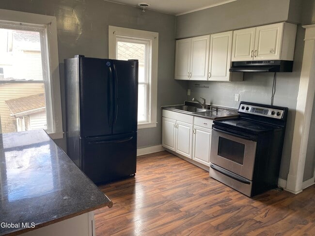 Building Photo - 1130 Pleasant St