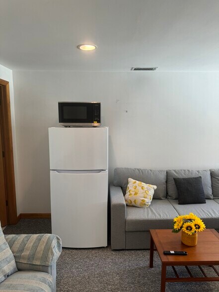 Building Photo - 7S485 Lynn Dr