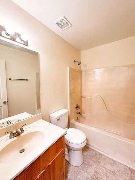 Building Photo - 470 Martha Ln