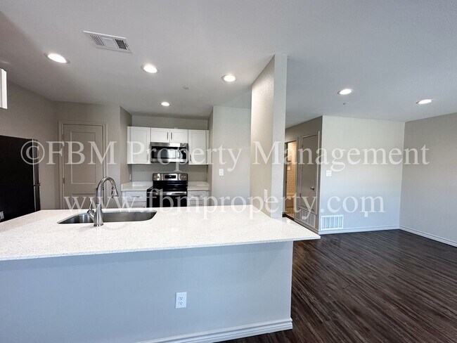 Building Photo - Hidden Creek, Unit 211 - Gorgeous 2 Bedroo...